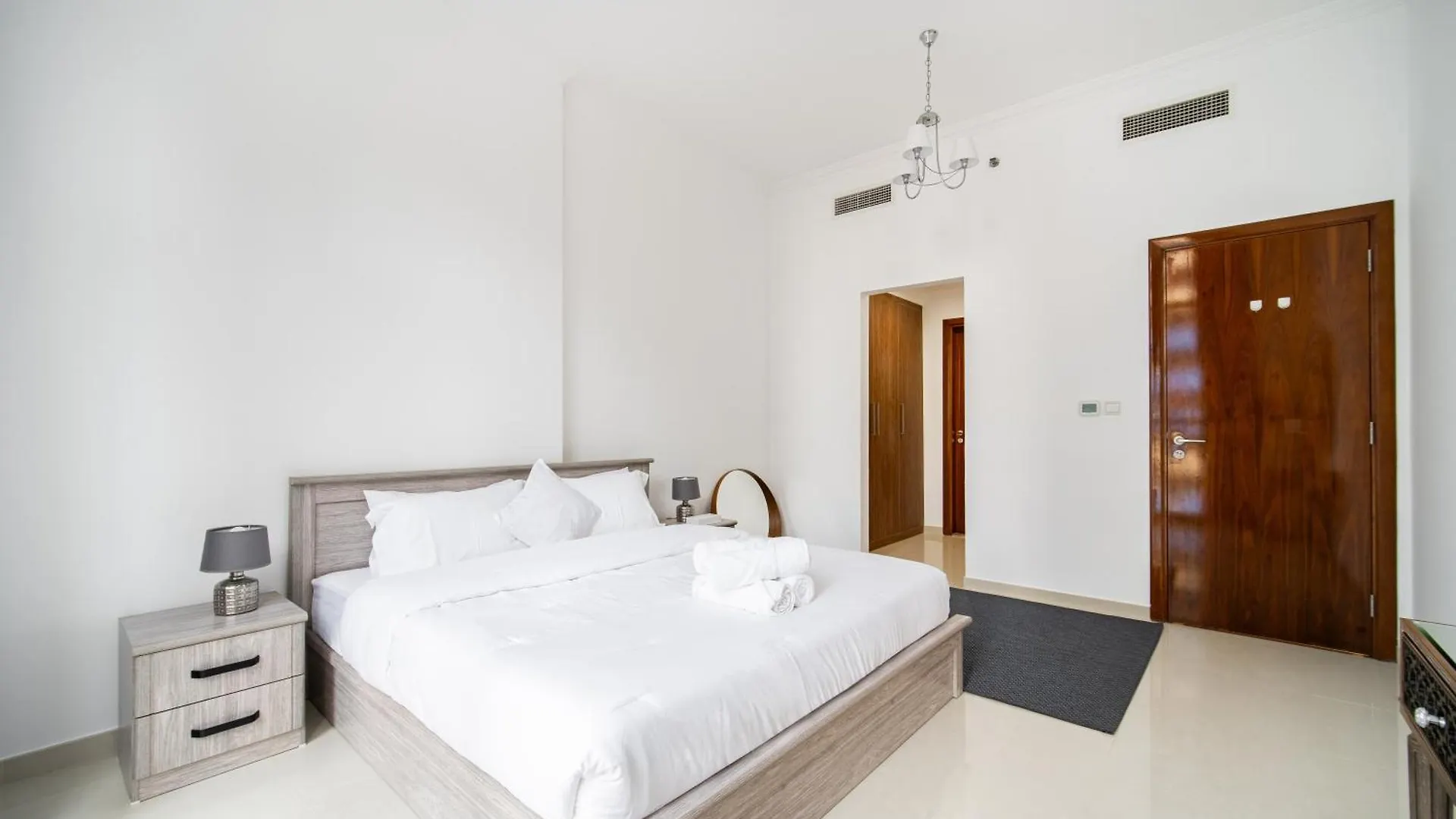 Elegant Escapes - Homely 1B In Dunya Tower Dubai Apartment
